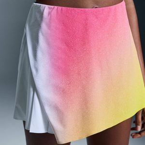 ชุดกระโปรงเทนนิส 2 ชิ้น พิมพ์ลายไล่เฉดสี ป้องกันรังสียูวี ด้านหน้ามีโลโก้แบบกำหนดเอง เป็นมิตรกับสิ่งแวดล้อม ซับเหงื่อ แห้งเร็ว น้ำหนักเบา ระบายอากาศได้ดี - Product Image 3