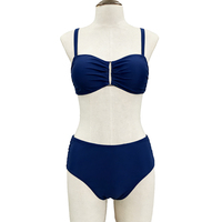 Bikini bandeau froncé bleu marine à imprimé, avec accent barre métallique centrale, et culotte taille haute, ensemble 2 pièces avec logo frontal, idéal pour les tenues de villégiature nautique