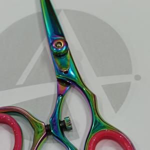 Ciseaux de barbier fantaisie, ciseaux de coiffure professionnels en titane arc-en-ciel avec pivot pour le pouce et repose-doigts - Product Image 5