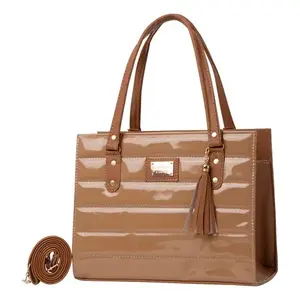 Sac fourre-tout en cuir verni pour femme Fana Kaela, couleur camel, double poignée, fermeture à glissière, style décontracté avec décoration en pompon - Product Image 1