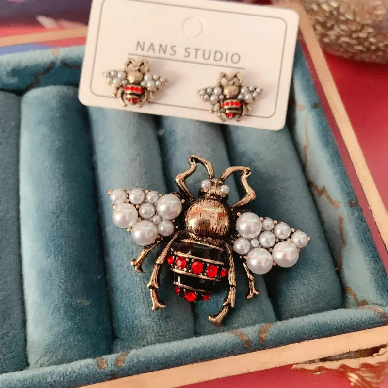 Neuer Designer Little Bee Schmuck-Set Vintage Insektformen Perlenbrühe Ohrringe Damenmode Emaille-Brocheneckel-Ohrringe