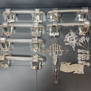 Maniglie in plastica per decorazioni funerarie F-H9005, set di maniglie a croce con fiori RIP per bare in legno, <span class=keywords><strong>dimensioni</strong></span> per bara in legno - Product Image 1