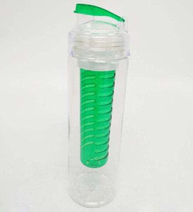 Bouteille d'eau portable en plastique avec infuseur à fruits et citron - Product Image 5