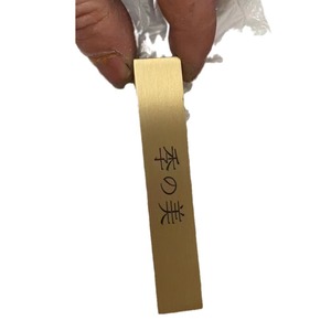 Porte-cartes en laiton, support de bureau vertical de 8cm, pour cartes de visite, étiquettes, notes, design géométrique, support en métal jaune - Product Image 4