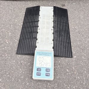 ميزان رقمي لوزن العجلات بشاشة LCD بدقة 1 كجم وسعة 1500 كجم باللون الأصفر لمركبات الدفع الرباعي والكرفانات والمركبات الترفيهية - Product Image 3