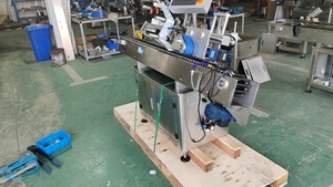 Machine d'étiquetage automatique HL-215 pour le dessus des petits flacons d'échantillons, des tubes de cigares et de cigarettes, des flacons et des bouteilles - Product Image 6