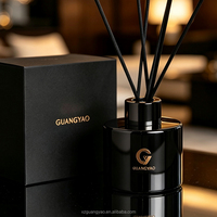 Bouteille diffuseur de parfum cylindrique de luxe électroplaquée, vide, en verre, avec logo personnalisé et bâtonnets en rotin noir