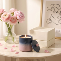Bougie artisanale parfumée à la cire de soja dans un pot en céramique rose et violet dégradé avec logo personnalisé, couvercle, boîte cadeau de luxe pour la maison, parfum d'ambiance, cadeau de fête