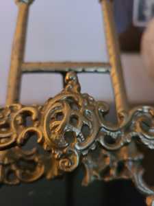 ขาตั้งทองเหลืองที่เป็นของแข็งวินเทจที่งดงามแสดงภาพและภาพวาด - Product Image 6