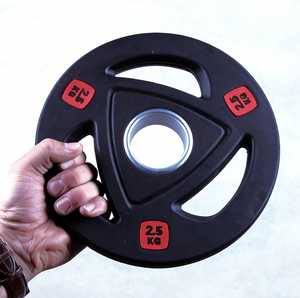 Disques de musculation en <span class=keywords><strong>caoutchouc</strong></span> noir à trois poignées, alésage 50 mm, avec étiquette rouge <span class=keywords><strong>KG</strong></span>, en plusieurs tailles <span class=keywords><strong>KG</strong></span>, vente en gros - Product Image 2