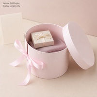 Boîte cadeau cylindrique rose clair avec couvercle séparé et détail ruban pour accessoires de beauté et bijoux, vente au détail et en gros