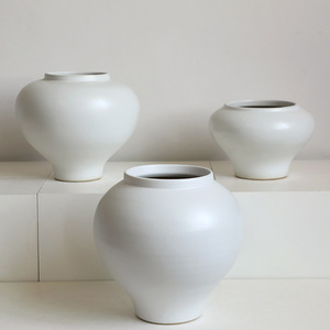 Jarrón <span class=keywords><strong>de</strong></span> cerámica blanco grande Retro Wabi Sabi Sle Folklore Inn Zen arcilla simulada florero <span class=keywords><strong>de</strong></span> vientre grande artículo decorativo para el hogar - Product Image 1
