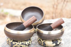 Bol de méditation tibétain de qualité supérieure, coloré, gravé, pour la thérapie sonore, bol de guérison, artisanat en métal fait à la main au Népal - Product Image 3