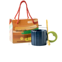 Tasse en grès gaufré avec motif en relief personnalisé, idéale pour les centres d'accueil, les boutiques touristiques et les cadeaux de collection