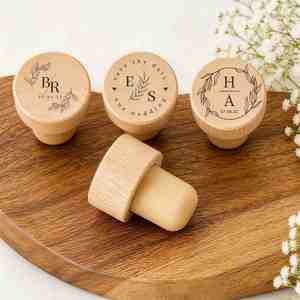 Bouchon de bouteille de vin personnalisé, bouchon en bois gravé avec nom et logo, cadeaux de mariage, cadeaux de fête prénuptiale, décorations de fête - Product Image 1
