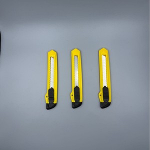 Utility Knife 18mm Stainless Steel Blade Yellow Plastic Handle For Paper Cutting Packaging Opening Wall Paper Trim - Product Image 1