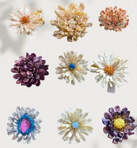 Collection de Broches de Luxe Légères Vefiery en Gros, Broche Perle Marguerite Feuille de Vajra en Fil Magique Brodé à la Main Plume de Paon - Product Image 1