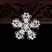 Beau métal décoratif plaqué or, composants de bijoux en laiton brillant, fleur en filigrane pour la décoration