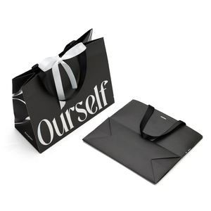 Sac de shopping en papier noir personnalisé, logo argenté chaud, impression numérique, sac de vente au détail pliable de marque avec poignée en ruban, emballage de luxe - Product Image 1