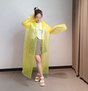 Usine Unisexe Imperméable Long Adulte En <span class=keywords><strong>Plastique</strong></span> Portable Pull Poncho De <span class=keywords><strong>Pluie</strong></span> avec Boutons et Cordon <span class=keywords><strong>Cape</strong></span> De <span class=keywords><strong>Pluie</strong></span> - Product Image 1