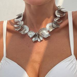 قلادة عنق زهور غير منتظمة بلون فضي ذهبي رائع رائع للنساء مجموعة مجوهرات معدنية على شكل زهرة متدلية أقراط - Product Image 2