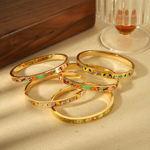 กำไลข้อมือเคลือบทอง 18K สำหรับผู้หญิง แฟชั่นสวยงาม  ทำจากไทเทเนียมสตีล  ลวดลายสีสันสดใส  เครื่องประดับตกแต่ง - Product Image 1