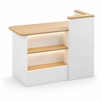 Bureau d'accueil blanc avec rangement ouvert, comptoir bicolore et armoire latérale pour l'aménagement intérieur des entreprises