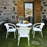 Tables et chaises de restaurant chinois avec verre trempé