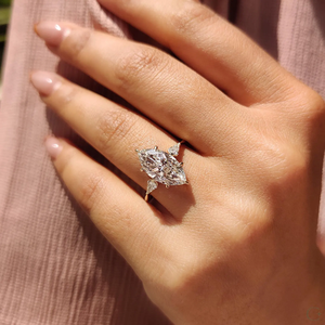 แหวนเพชรเลี้ยงในห้องปฏิบัติการที่ออกแบบมาอย่างหรูหราสำหรับการขอแต่งงาน โดดเด่นด้วยพลอยทรงกลมและการดึงดูดใจที่เหนือกาลเวลาจากประเทศอินเดีย - Product Image 2