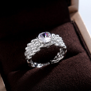 Anello di fidanzamento da donna F689 in oro bianco con diamante taglio brillante rotondo, colore D naturale, stile classico - Product Image 2