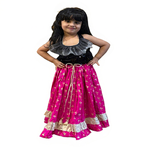 Haut sans manches tissé Twisha orné de motifs avec Lehenga imprimé - Noir et rose - Product Image 1