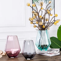 Vase à fleurs de table en verre coloré de style Art Déco de la marque YaFu, forme géométrique, avec option de logo personnalisé pour la décoration intérieure (vente en gros)