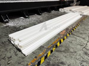 Hiệu suất cao <span class=keywords><strong>uhmwpe</strong></span> băng tải hướng dẫn đường sắt mặc Dải ép đùn nhựa modling cắt dịch vụ chế biến - Product Image 6