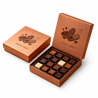 Boîte cadeau de luxe personnalisée pour chocolats avec insert en velours floqué et coupelles de qualité alimentaire