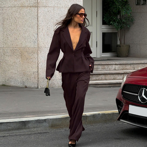Completo da <span class=keywords><strong>donna</strong></span> marrone con blazer scollo a V profondo e pantaloni a gamba larga a vita alta, tinta unita, con risvolto, per il commuting quotidiano - Product Image 3