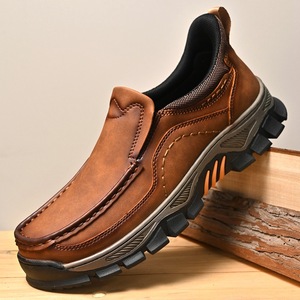 Mocassins rétro britanniques pour hommes, en cuir PU, chaussures décontractées à enfiler, doublure en peluche, semelle en caoutchouc, broderie du logo, motif uni - Product Image 2