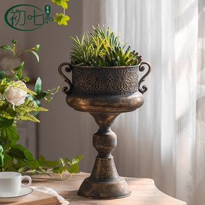 Vase à fleurs séchées en fer forgé antique, photographie de studio, ancien ornement décoratif, forme de trophée romantique français, style campagnard américain - Product Image 3