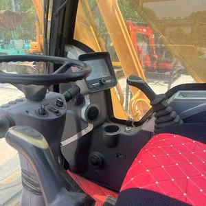 Excavatrice sur pneus Hyundai 210W-9 d'occasion, faible nombre d'heures de fonctionnement, pour travaux routiers municipaux. - Product Image 6