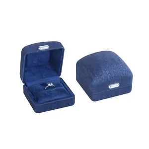 Caja de joyería de moda con forma cuadrada, logotipo personalizado, franela Interior de cuero PU, anillo de diamante, pulsera, caja de regalo de joyería