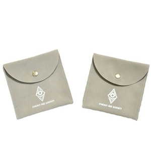 Pochette à bijoux en daim gris clair avec fermeture à bouton-pression et logo argenté personnalisé - Product Image 5