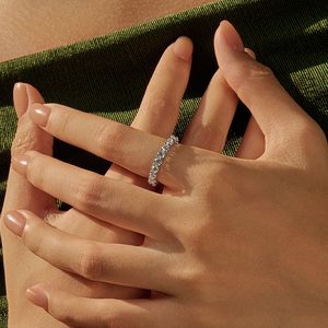 แหวนมอสซาไนต์ทรงกลมประดับคริสตัลเต็มวง ดีไซน์หรูหรา รุ่น Huiyue D-Color  ทำจากเงินแท้ S925 ชุบเคลือบเงา สำหรับผู้หญิง - Product Image 4