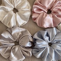 En gros, Magnifiques Scrunchies Jumbo pour femmes en satin brillant, couleur unie, en tissu épais au toucher agréable