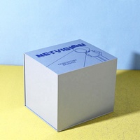 Boîte cadeau pour lampe de bureau en carton rigide avec impression personnalisée, pelliculage brillant, fermeture magnétique argentée et doublure en éponge