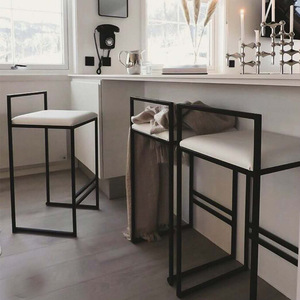 Tabouret de bar moderne en plastique noir avec pieds en métal et repose-pieds pour le petit-déjeuner et chaise de bistro - Product Image 3