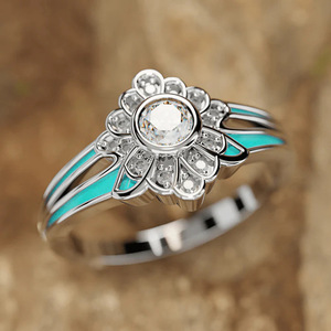 Anello Vintage Floreale con Margherite Smaltate per Donna, Delicata Fascia con Micro Incastonature di Zirconi - Product Image 2