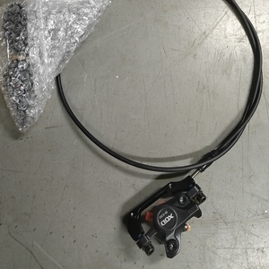 Pièces et accessoires pour trottinettes électriques KTET XOD Dyisland : Étrier de frein hydraulique à 2 pistons avec capteur pour réparation - Product Image 5