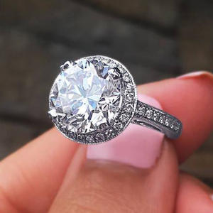 Anello con Diamante F818 in Oro Bianco, Taglio Brillante Rotondo, Colore G Naturale, Gioiello da Donna per Fidanzamento - Product Image 1