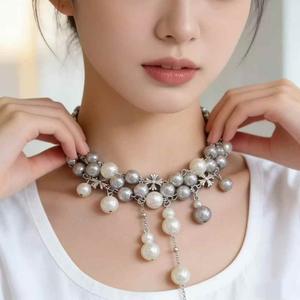 Collier ras du cou pour femme, style luxe léger, avec pendentif croix et perles imitation perle, idéal pour les soirées - Product Image 5