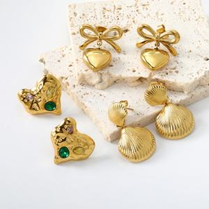 Pendientes de Corazón con Lazo de Circonita de Alta Calidad, Chapados en Oro, de Acero Inoxidable, Antideslustre, con Diseño de Concha, para Mujer - Product Image 1