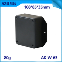 Caja de Plástico Negra con Bridas para Montaje en Pared AK-W-63 de 108x85x35mm con Bridas Integradas para PCB